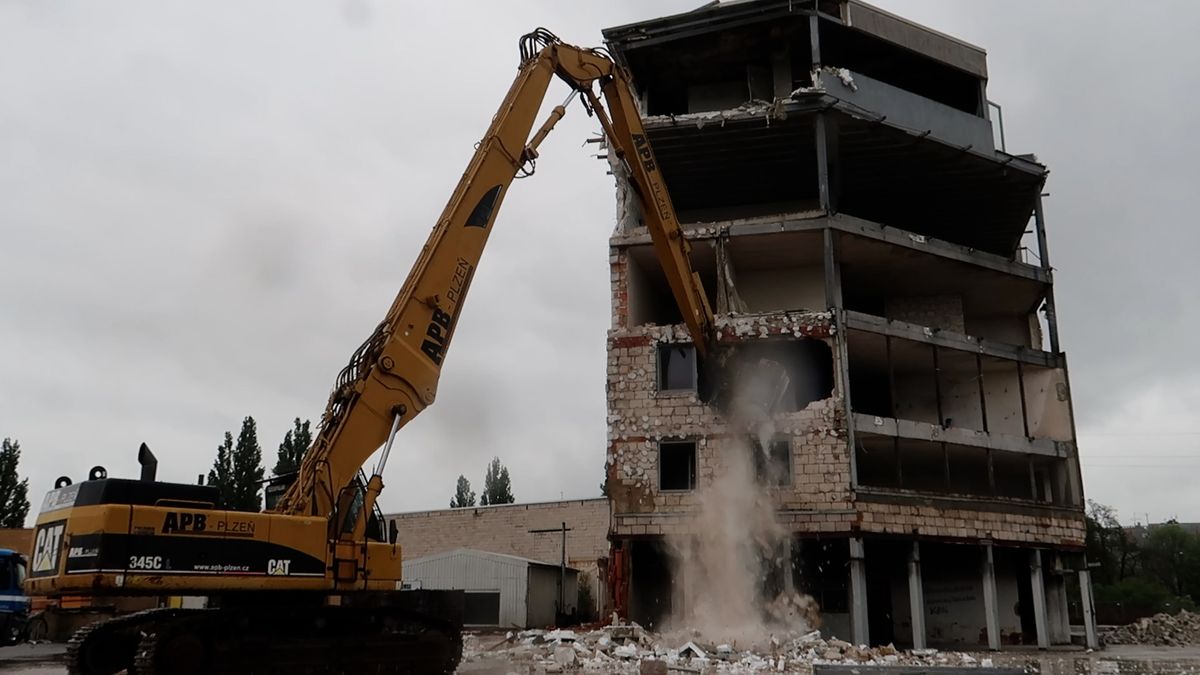 Začala demolice skleněného pekla. Největší černá stavba v Plzni jde k zemi